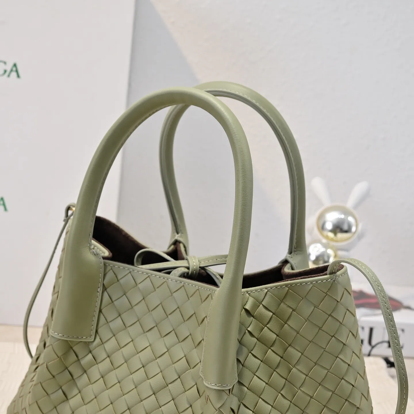 Batch 1760 BOTTEGA VENETA 2025 new product pinacoteca has super soft leather, and the weaving function, practicality and relaxed fashion sense have not fallen behind❤️‍🔥Amway has given sisters a must-have bag when going out. The size of the bag also accurately meets the commuting needs of urban beauties. It can accommodate mobile phones, keys, lipstick, powder, sunscreen, shopping bags...all of it! ! ! 🔥The capacity should not be underestimated~ It does not choose people, clothes, or occasions. With its majestic curved outline, exquisite woven texture, delicate edges and rounded handles, this woven vegetable basket bag truly achieves the goal of "dressing up and being fashionable without getting in the way"~ Are you interested in Jimei? Style number: 9004 Size: 24*15*12cm